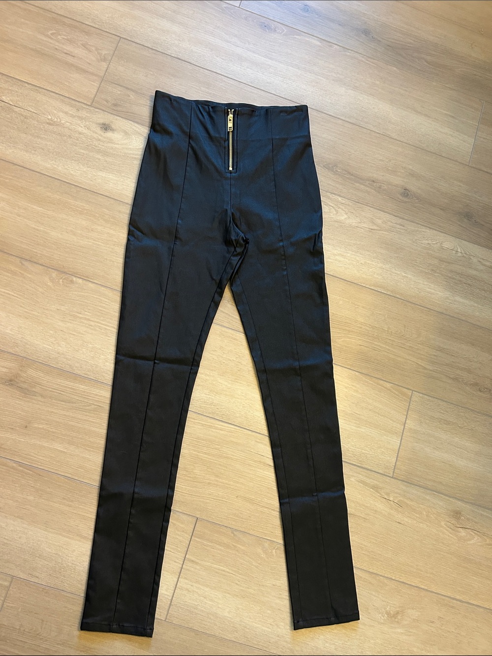 High-Waist Black Stretch Leggings with Front Zip